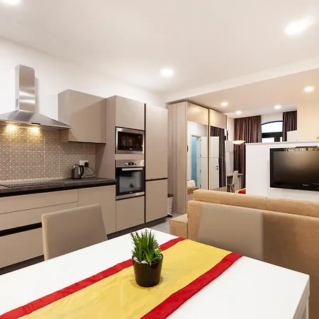 Modern & Lovely - Prime Location דירה *