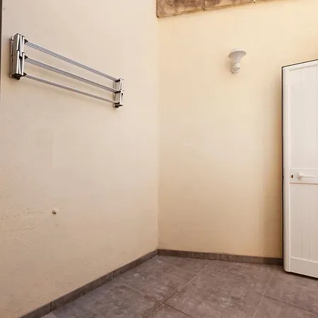 Modern & Lovely - Prime Location Apartment