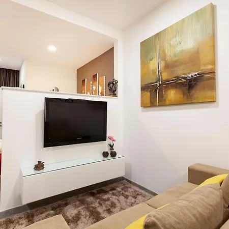 Modern & Lovely - Prime Location Apartment *