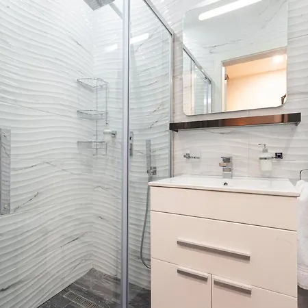 Modern & Lovely - Prime Location