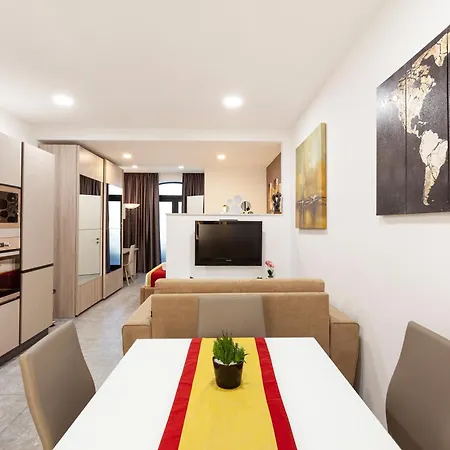 Modern & Lovely - Prime Location Apartment *