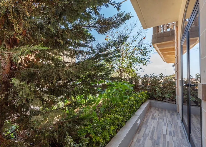 Modern & Lovely - Prime Location *