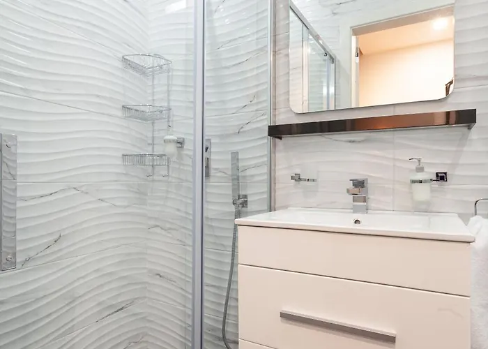 Modern & Lovely - Prime Location